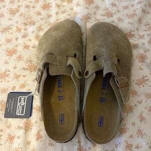 brand new Birkenstock Boston Suede Clogs in Taupe